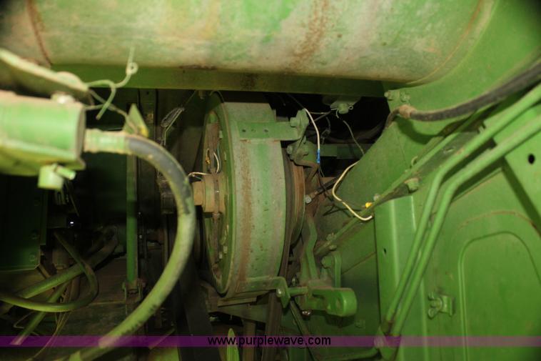 image for item I7374 1972 John Deere 6600 combine