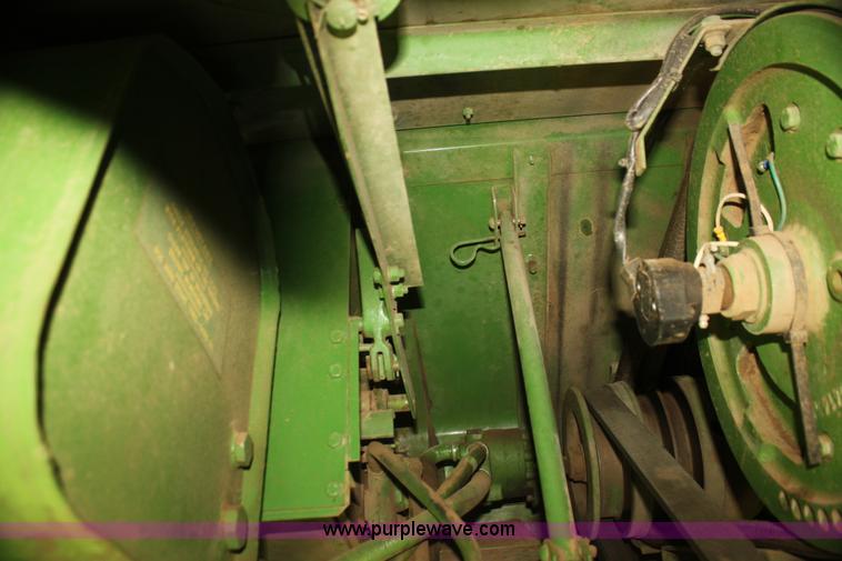 image for item I7374 1972 John Deere 6600 combine