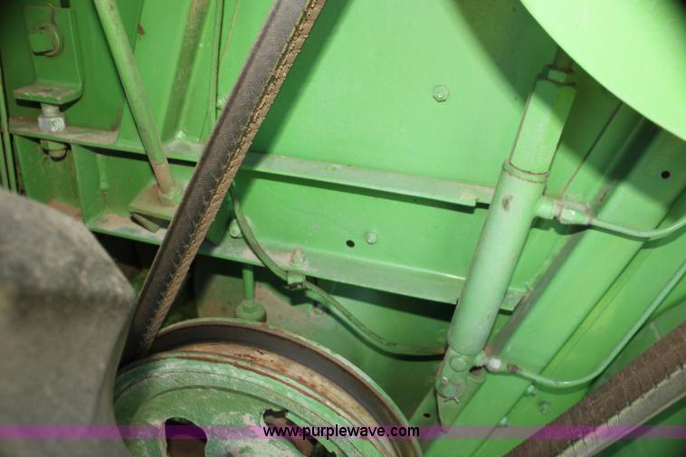 image for item I7374 1972 John Deere 6600 combine