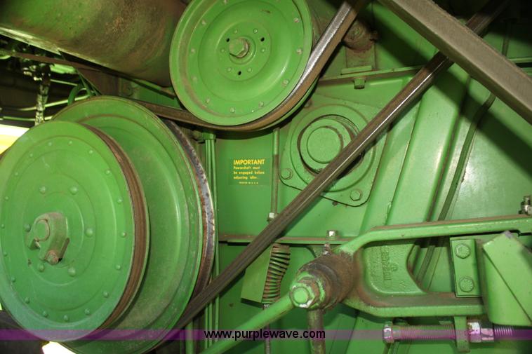 image for item I7374 1972 John Deere 6600 combine