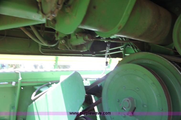 image for item I7374 1972 John Deere 6600 combine