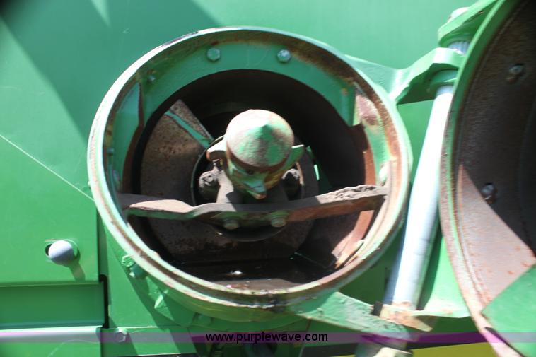 image for item I7374 1972 John Deere 6600 combine