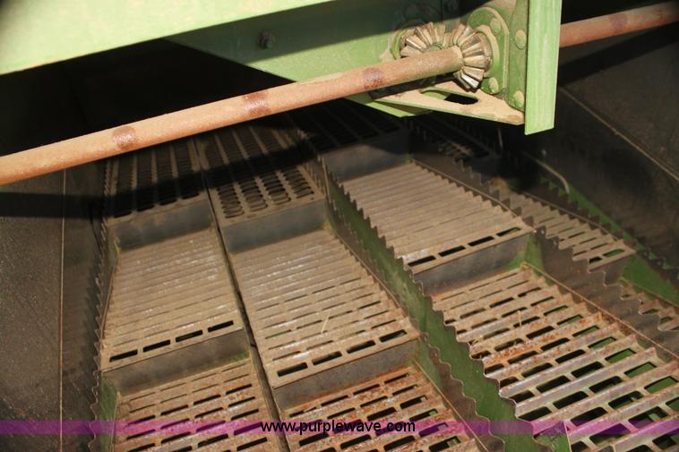 image for item I7374 1972 John Deere 6600 combine