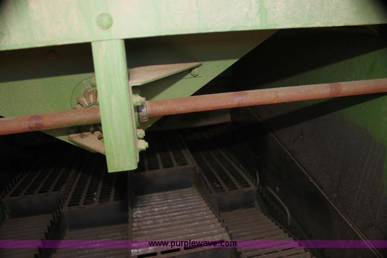 image for item I7374 1972 John Deere 6600 combine