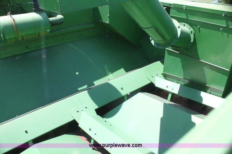 image for item I7374 1972 John Deere 6600 combine