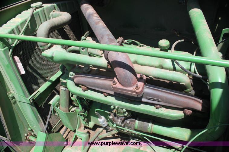 image for item I7374 1972 John Deere 6600 combine