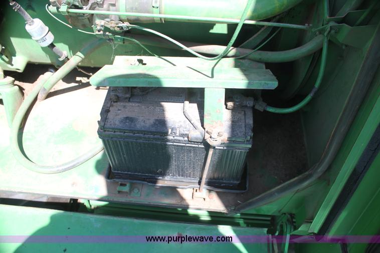 image for item I7374 1972 John Deere 6600 combine