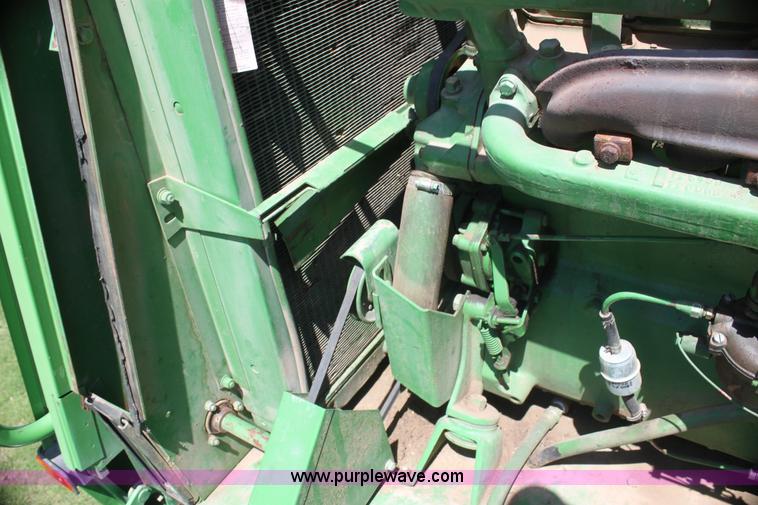 image for item I7374 1972 John Deere 6600 combine