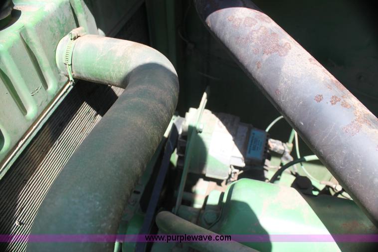 image for item I7374 1972 John Deere 6600 combine