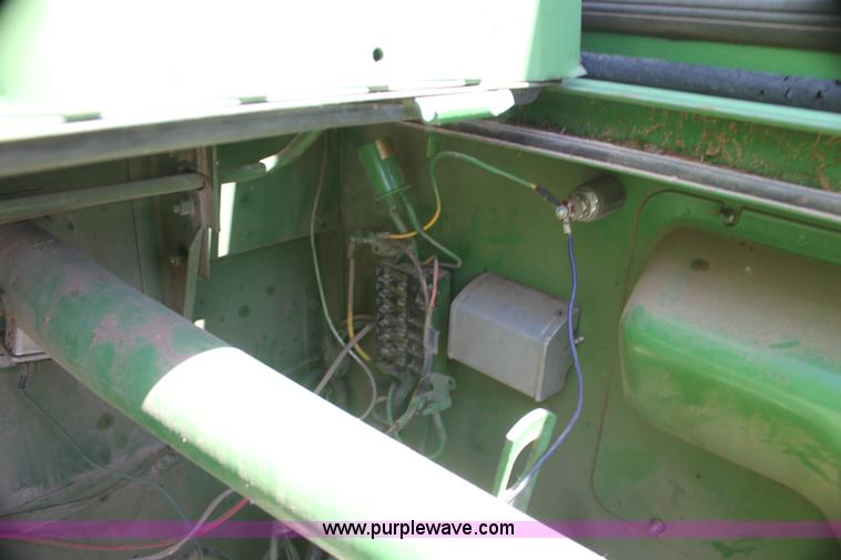 image for item I7374 1972 John Deere 6600 combine