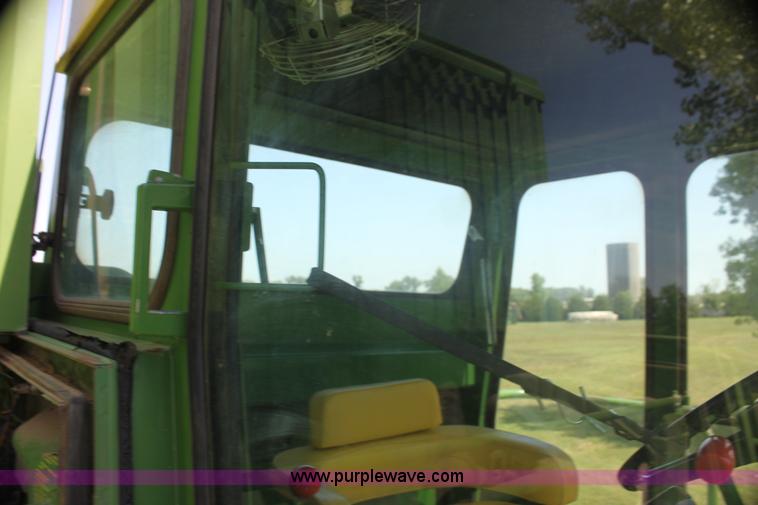 image for item I7374 1972 John Deere 6600 combine