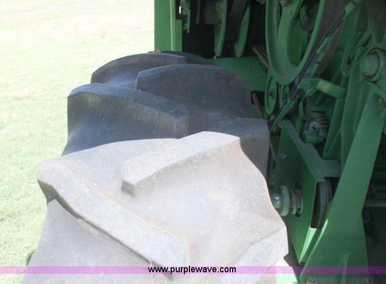 image for item I7374 1972 John Deere 6600 combine