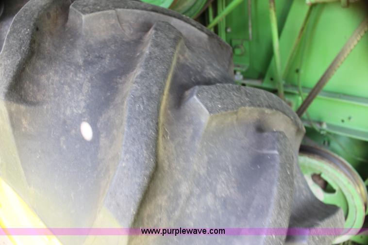 image for item I7374 1972 John Deere 6600 combine