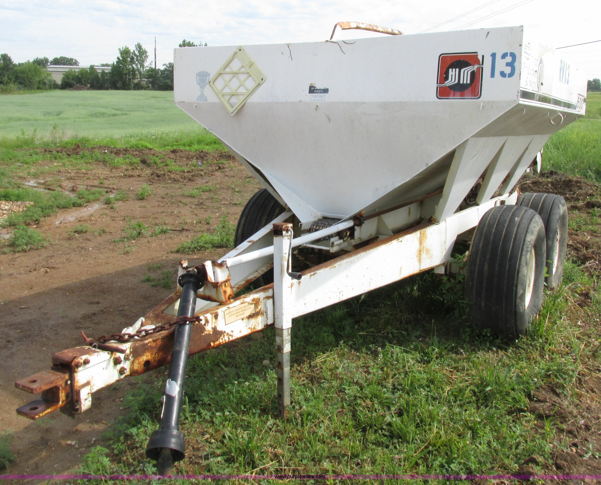 Willmar 600 dry fertilizer spreader in Sullivan, MO Item AN9046 sold