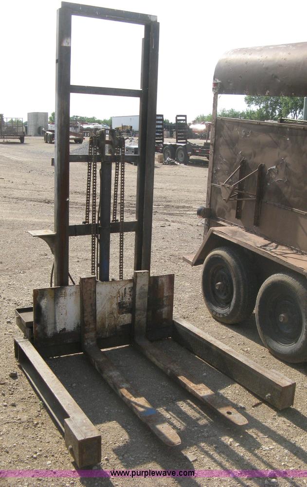 image for item AS9136 Industrial shop built material lift