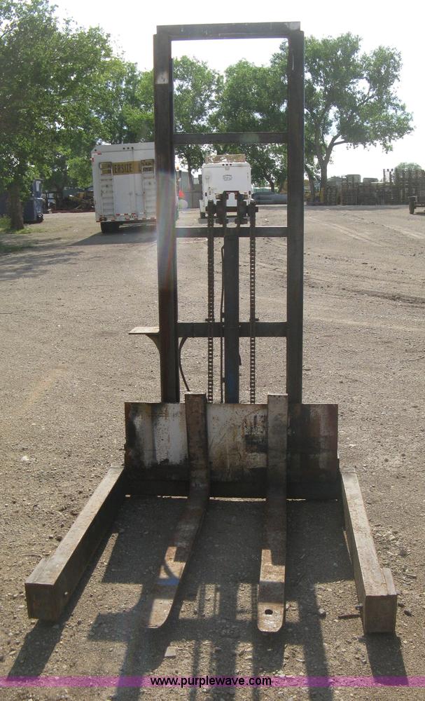 image for item AS9136 Industrial shop built material lift