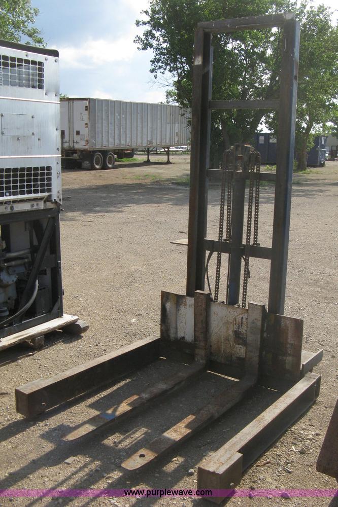 image for item AS9136 Industrial shop built material lift