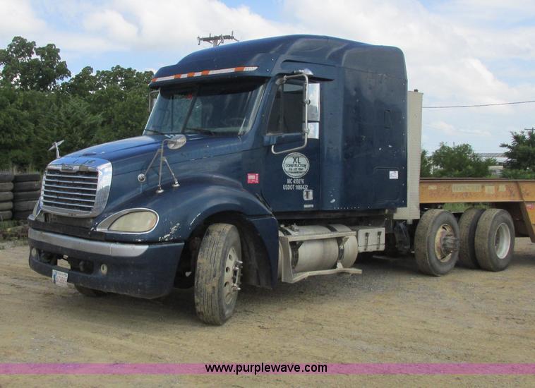 image for item B4918 2002 Freightliner Columbia semi truck