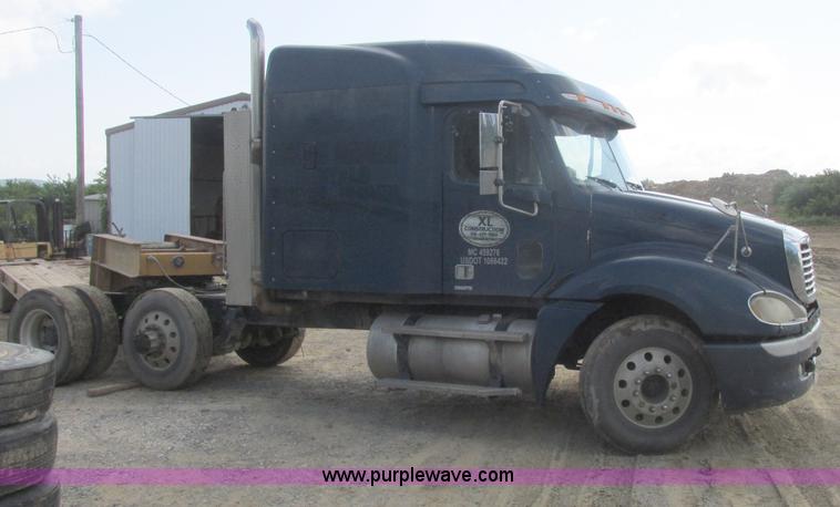 image for item B4918 2002 Freightliner Columbia semi truck