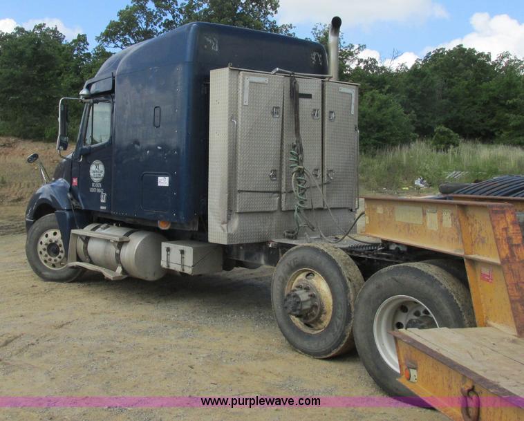 image for item B4918 2002 Freightliner Columbia semi truck