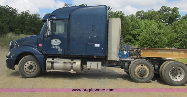 image for item B4918 2002 Freightliner Columbia semi truck