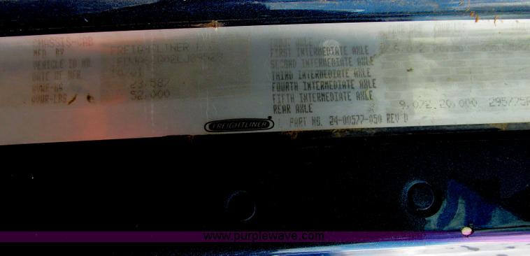 image for item B4918 2002 Freightliner Columbia semi truck