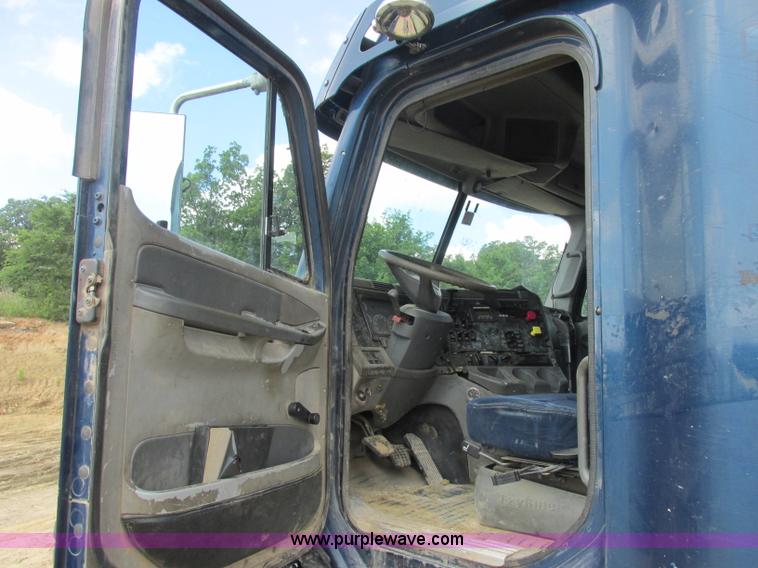 image for item B4918 2002 Freightliner Columbia semi truck