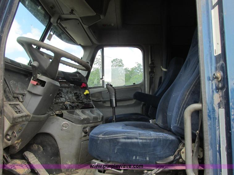 image for item B4918 2002 Freightliner Columbia semi truck