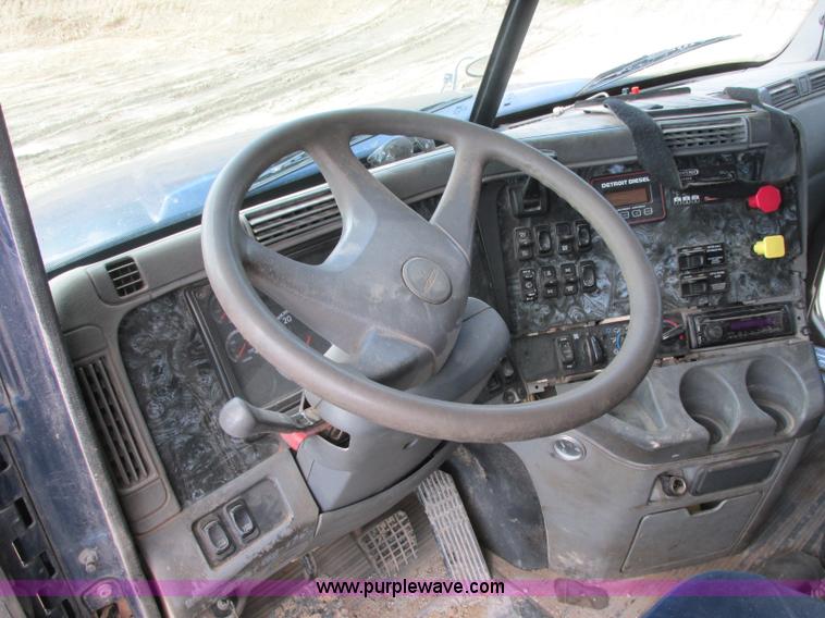 image for item B4918 2002 Freightliner Columbia semi truck