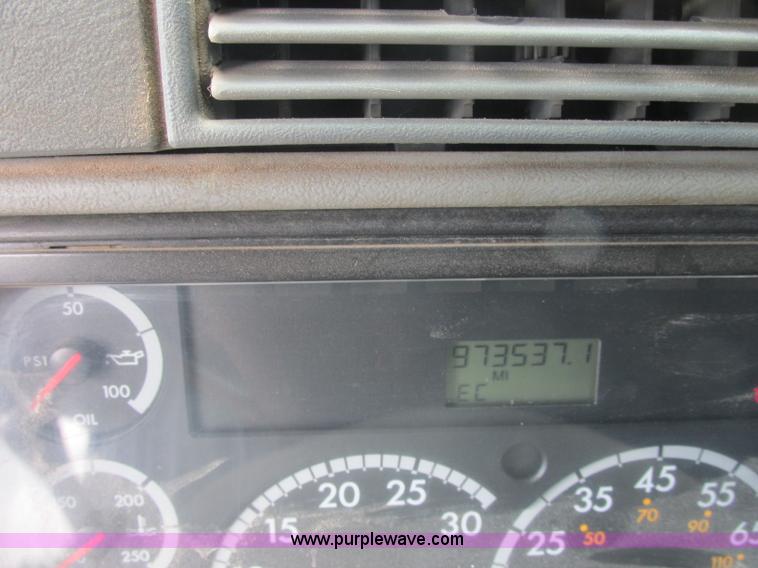 image for item B4918 2002 Freightliner Columbia semi truck