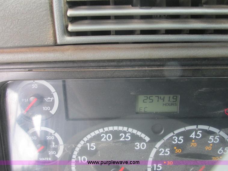 image for item B4918 2002 Freightliner Columbia semi truck