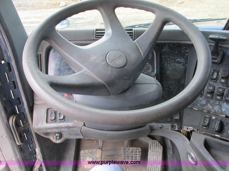 image for item B4918 2002 Freightliner Columbia semi truck