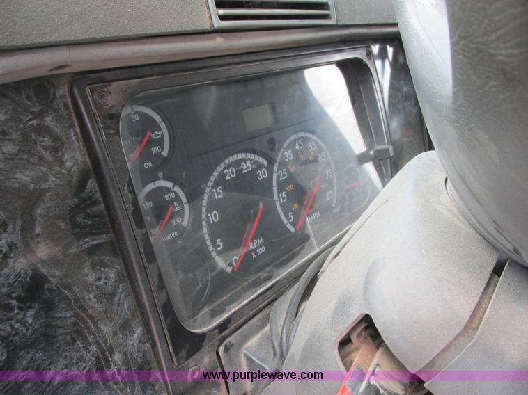 image for item B4918 2002 Freightliner Columbia semi truck