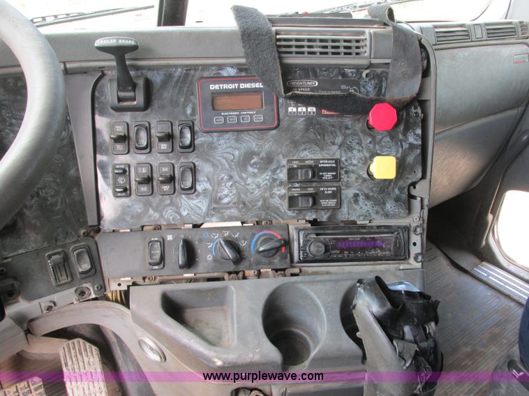 image for item B4918 2002 Freightliner Columbia semi truck