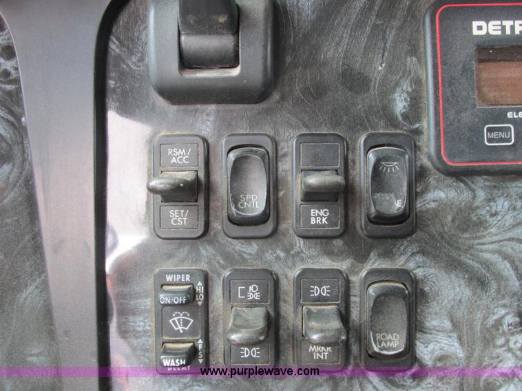 image for item B4918 2002 Freightliner Columbia semi truck