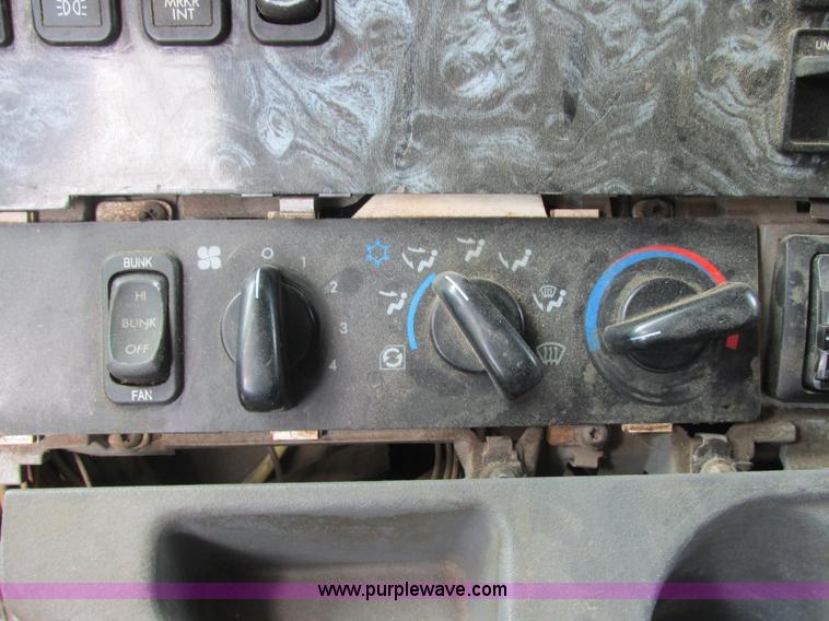 image for item B4918 2002 Freightliner Columbia semi truck