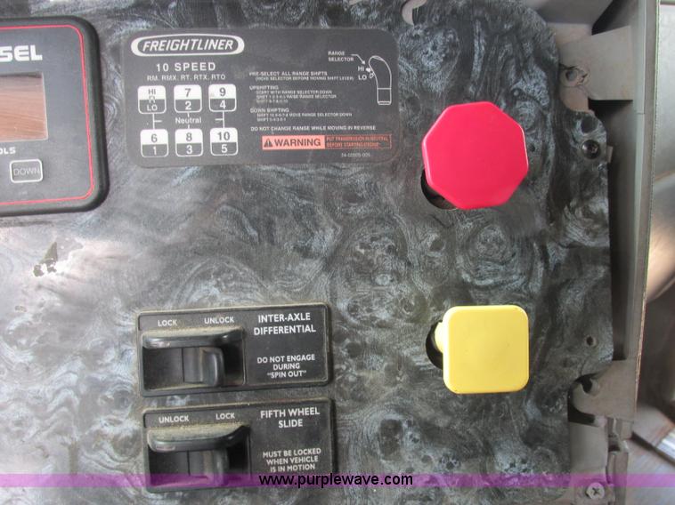 image for item B4918 2002 Freightliner Columbia semi truck