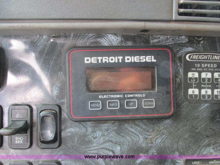 image for item B4918 2002 Freightliner Columbia semi truck