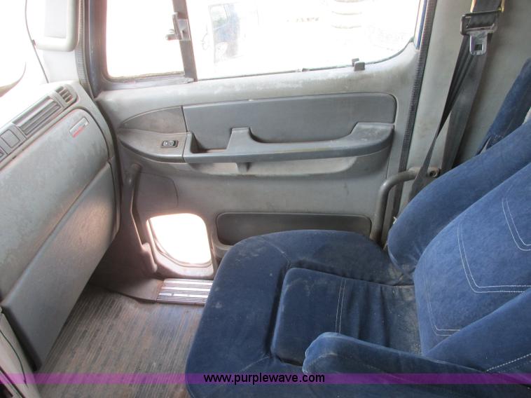 image for item B4918 2002 Freightliner Columbia semi truck