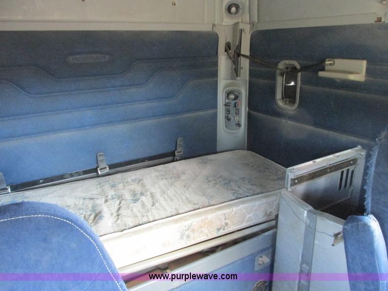 image for item B4918 2002 Freightliner Columbia semi truck