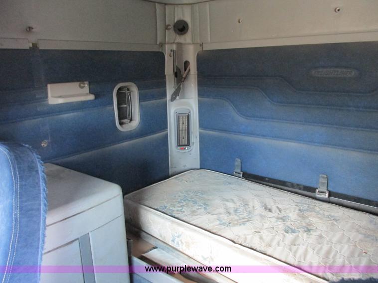 image for item B4918 2002 Freightliner Columbia semi truck