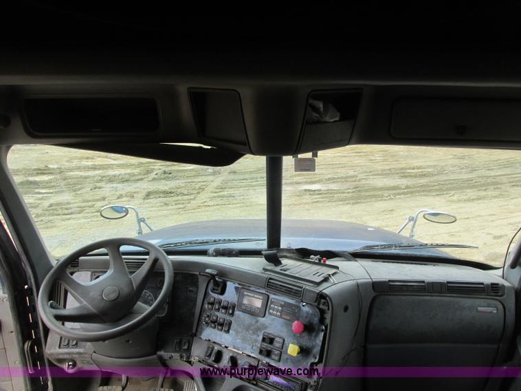 image for item B4918 2002 Freightliner Columbia semi truck