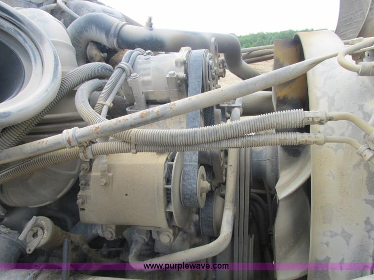 image for item B4918 2002 Freightliner Columbia semi truck