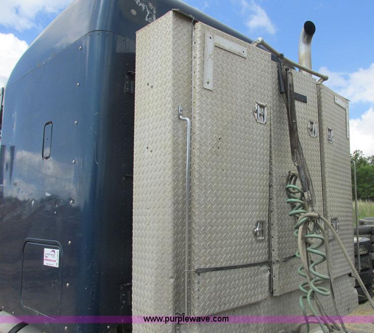 image for item B4918 2002 Freightliner Columbia semi truck