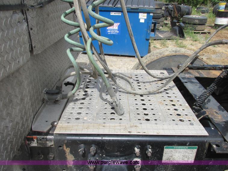 image for item B4918 2002 Freightliner Columbia semi truck