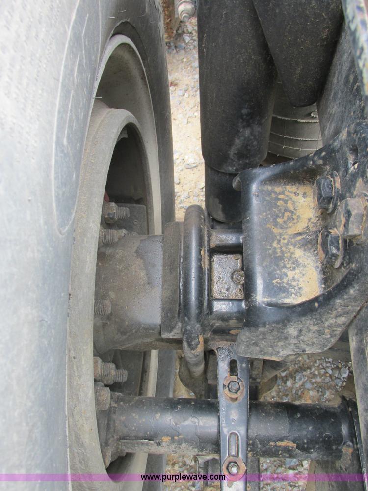 image for item B4918 2002 Freightliner Columbia semi truck