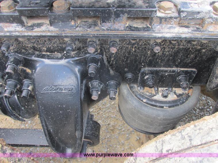 image for item B4918 2002 Freightliner Columbia semi truck