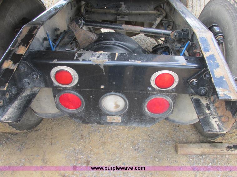 image for item B4918 2002 Freightliner Columbia semi truck