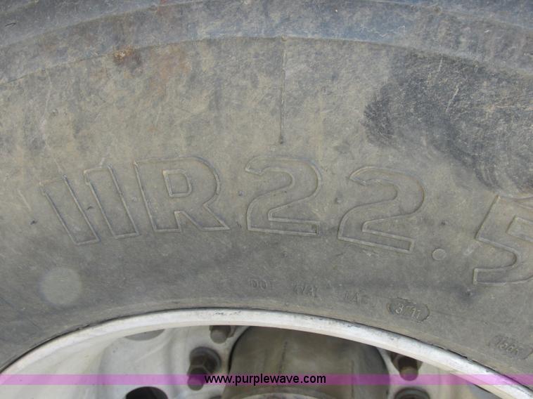 image for item B4918 2002 Freightliner Columbia semi truck