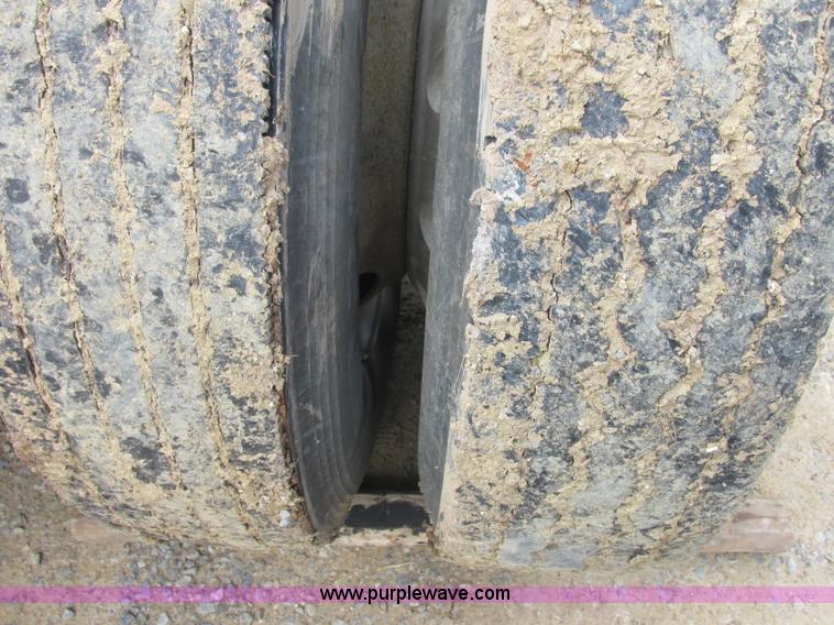 image for item B4918 2002 Freightliner Columbia semi truck